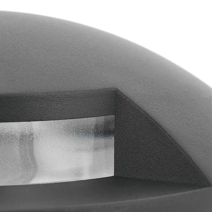 Lindby LED-Gartenstrahler Cormac - 3.000 K - Dunkelgraues, texturiertes Leuchtengehäuse mit eingelassenem transluzentem Lichtdiffusorstreifen.