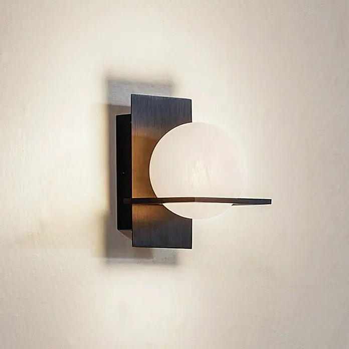 Lucande Wandleuchte Kulka - schwarz, G9 - Moderne Wandleuchte mit dunklem gebürstetem Metallsockel und weißem kugelförmigem Glasdiffusor.