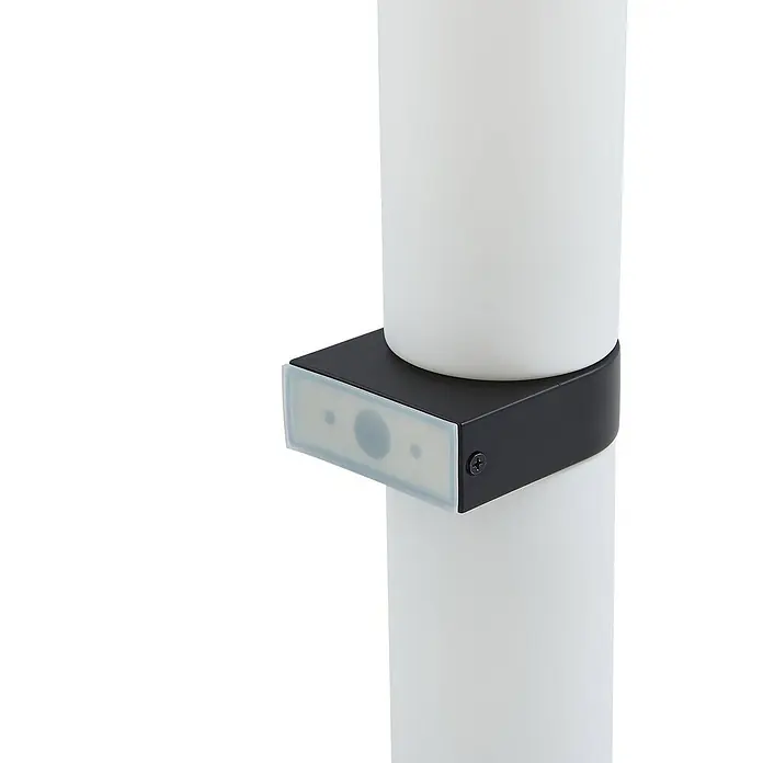 Lucande Wandleuchte Basolo - weiß / opal, E14 - Schwarzes Sensormodul mit transparenter Front, an einem weißen Zylinderrohr befestigt.