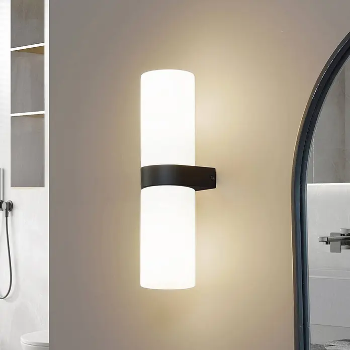 Lucande Wandleuchte Basolo - weiß / opal, E14 - Moderne schwarz-weiße Wandleuchte mit zwei zylindrischen Diffusoren aus mattiertem Glas an einer schwarzen Metallhalterung.