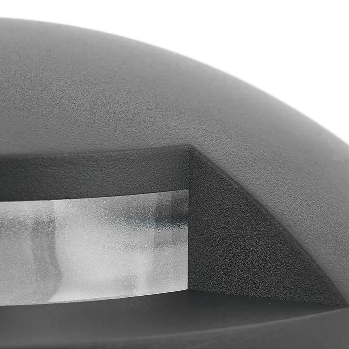Lindby LED-Gartenstrahler Cormac - 3.000 K - Nahaufnahme einer dunkelgrauen, texturierten Außenleuchte mit horizontaler Milchglas-Lichtpaneele.