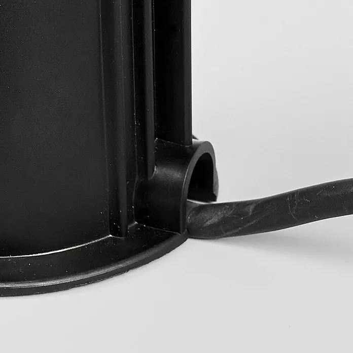 Lindby LED-Gartenstrahler Insa -  - Schwarze Kunststoff-Kabeldurchführung an einem dunklen Gerät mit einem schwarzen Kabel.