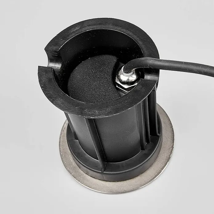Lindby LED-Gartenstrahler Insa -  - Schwarze Einbauleuchte aus Kunststoff mit silbernem Metallrand und angeschlossenem schwarzem Stromkabel.