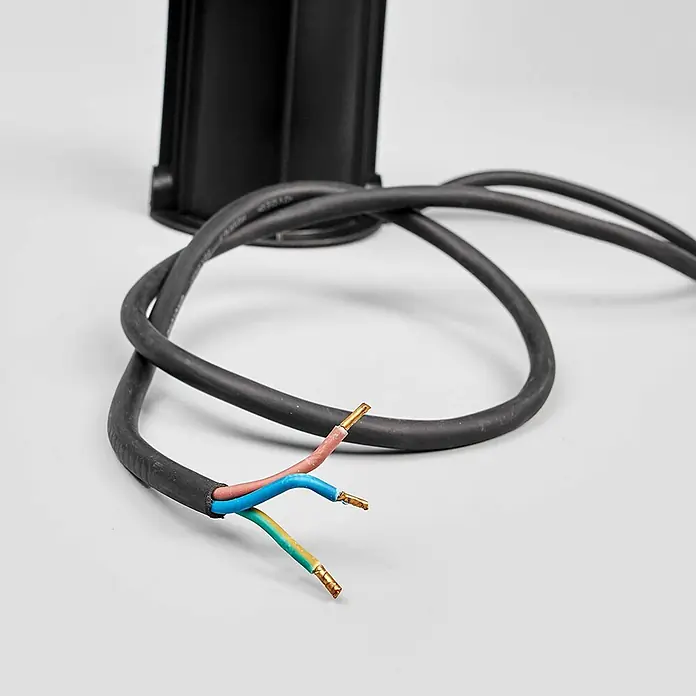 Lindby LED-Gartenstrahler Insa -  - Schwarzes Elektrokabel mit abisolierten braunen, blauen und grün-gelben Adern, jeweils mit gecrimpter Metallhülse.
