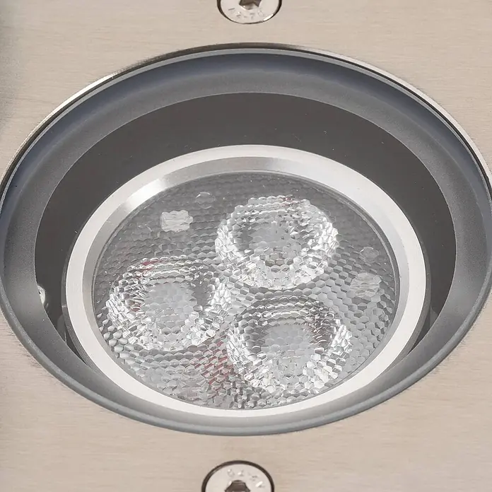 Lucande LED-Gartenstrahler JOS - 3.000 K - Einbau-LED-Spotleuchte mit drei strukturierten Linsen in einem gebürsteten silbernen Metallgehäuse.