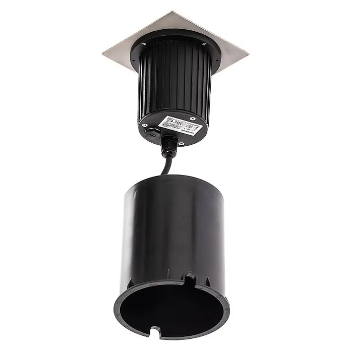Lucande LED-Gartenstrahler JOS - 3.000 K - Schwarze und metallische Bodeneinbauleuchte mit geriffeltem Gehäuse und separatem Einbautopf, durch Kabel verbunden.