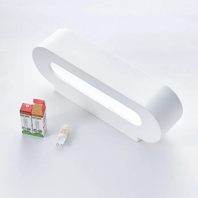 Lindby Wandleuchte Fioni - L x B x H: 10,5 x 30 x 6,5 cm, weiß / opal, G9 - Elegante weiße rechteckige Wandleuchte mit beleuchtetem Schlitz, daneben LED G9 Leuchtmittel.