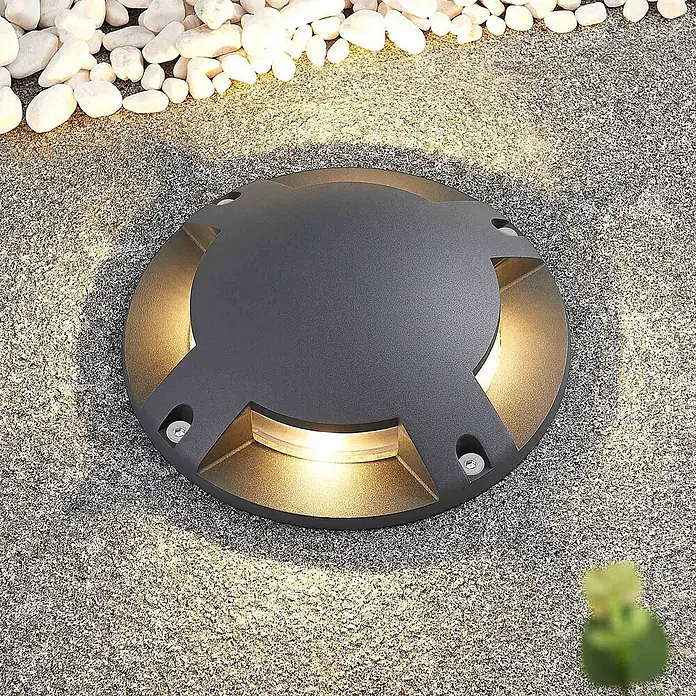 Lindby LED-Gartenstrahler Cormac - 3.000 K - Dunkelgraue Bodeneinbauleuchte für außen, warmweißes Licht in gesprenkeltem Pflaster.
