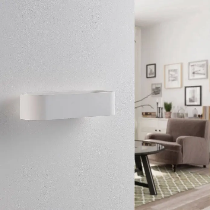 Lindby Wandleuchte Fioni - L x B x H: 10,5 x 30 x 6,5 cm, weiß / opal, G9 - Weiße rechteckige Wandleuchte in einem modernen Wohnraum installiert.