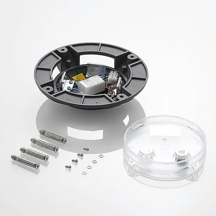 Lindby LED-Gartenstrahler Cormac - 3.000 K - Zerlegtes dunkelgraues elektrisches Gehäuse mit interner Verkabelung, klarer Abdeckung und silbernen Montageteilen.