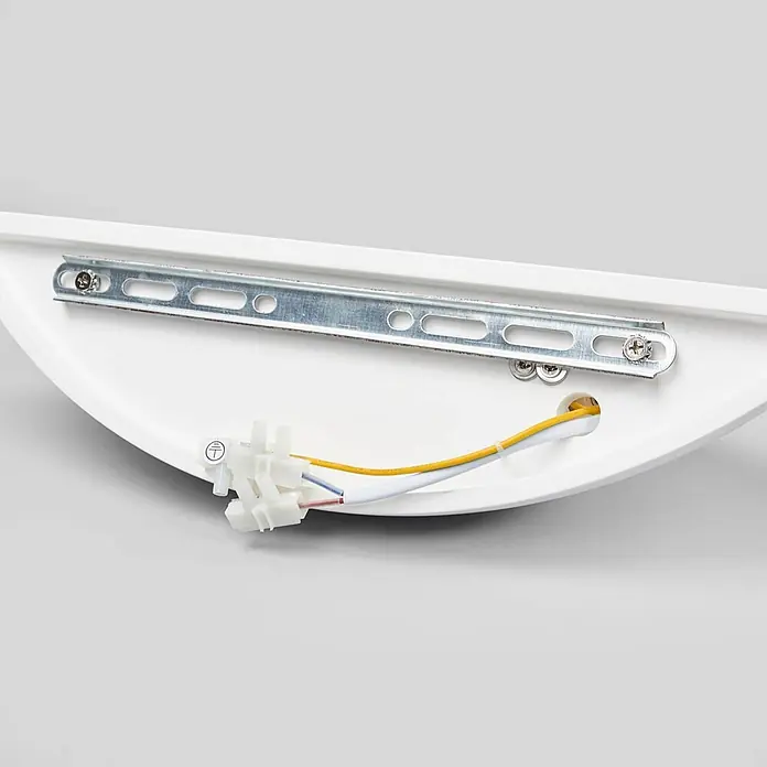 Lindby Wandleuchte Guilia - weiß / opal, weiß / opal, E27 - Galvanisierte Metallhalterung mit Schrauben an einer weißen Leuchte, zeigt interne Verkabelung und Klemmenblock.