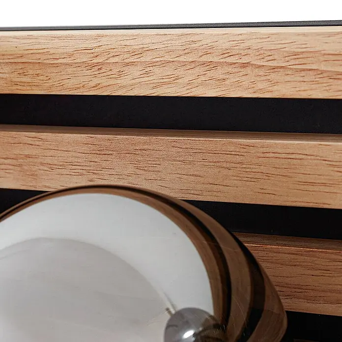Lindby Wandleuchte Woodora - L x B x H: 16 x 68 x 19,5 cm, Holz hell, klar / transparent, G9 - Holzlamellen eines Weinkühlers, teilweise eine Weinflasche zeigend.