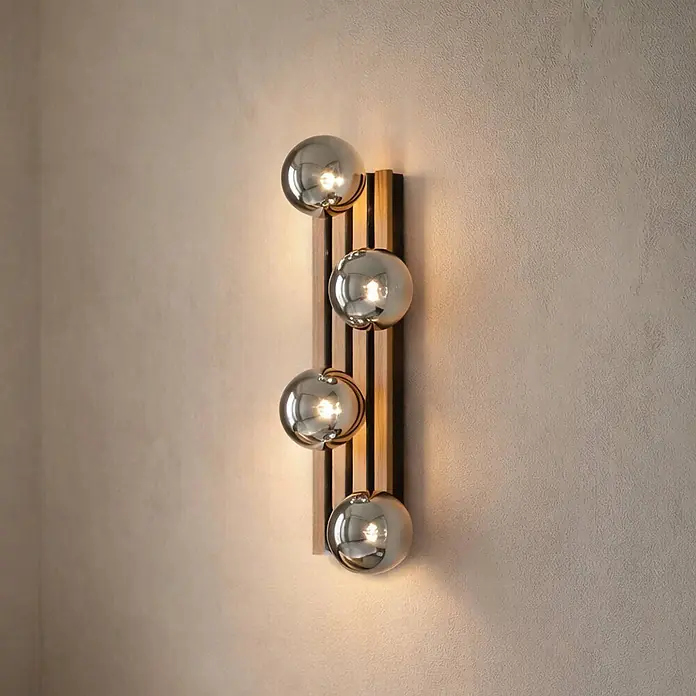 Lindby Wandleuchte Woodora - L x B x H: 16 x 68 x 19,5 cm, Holz hell, klar / transparent, G9 - Moderne Wandleuchte mit vier reflektierenden Glaskugeln auf vertikaler Holz- und Metallbasis.