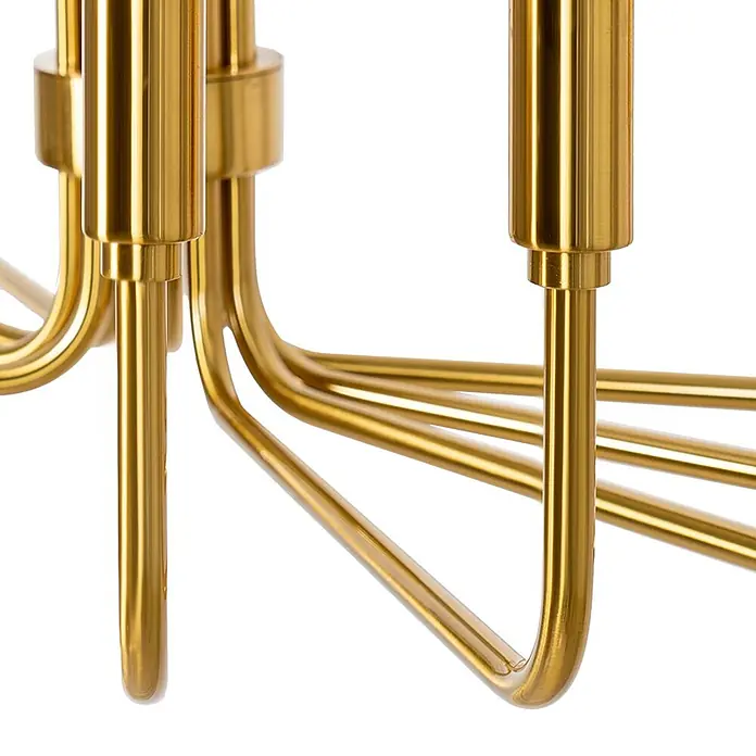 Lindby Kronleuchter Elanova - messing, E14 - Nahaufnahme eines Arms eines Kronleuchters aus gebürstetem Goldmetall mit mehreren gebogenen Rohrverlängerungen.