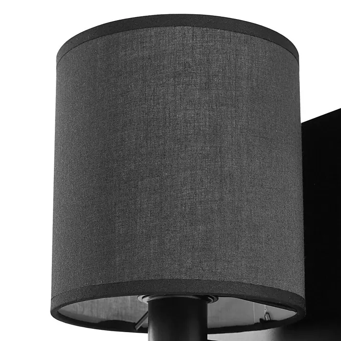 Lindby Wandleuchte Aiden - L x B x H: 18 x 14 x 30,8 cm, schwarz, E14 - Schwarzer zylindrischer Stoff-Lampenschirm einer Wandleuchte. Textur des Stoffes ist sichtbar.