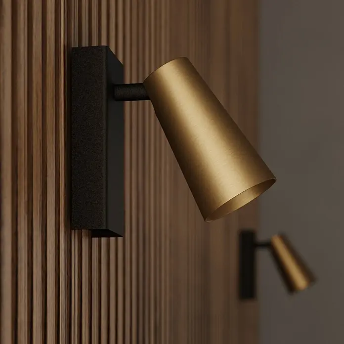 Lucande Wandstrahler Angelina - L x B x H: 16 x 6,5 x 13 cm, schwarz, messing / gold, GU10 - Schlanke Wandleuchte aus schwarzem und gebürstetem Messing an einer Holzlamellenwand.