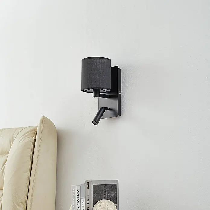Lindby Wandleuchte Aiden - L x B x H: 18 x 14 x 30,8 cm, schwarz, E14 - Schwarze Wandleuchte mit dunklem Stoffschirm und verstellbarer Leselampe, ideal für das Bett.