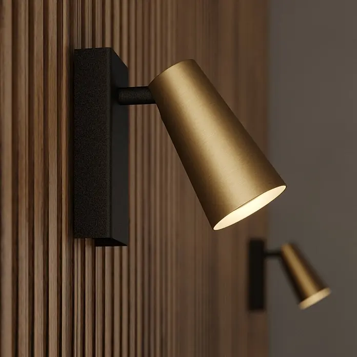 Lucande Wandstrahler Angelina - L x B x H: 16 x 6,5 x 13 cm, schwarz, messing / gold, GU10 - Wandmontierter messingfarbener Strahler mit schwarzem Sockel, der eine Holzlamellenwand beleuchtet.