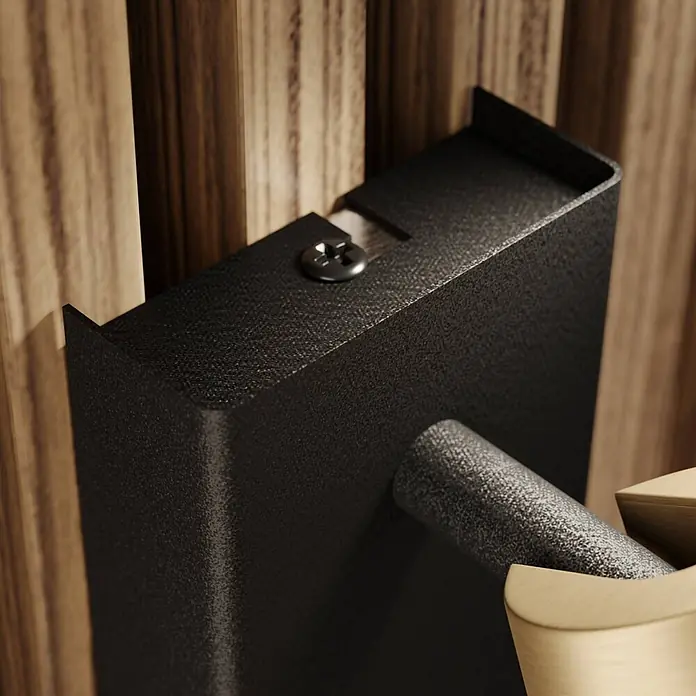 Lucande Wandstrahler Angelina - L x B x H: 16 x 6,5 x 13 cm, schwarz, messing / gold, GU10 - Schwarze, strukturierte Metallhalterung mit Schraube, an Holzlamellenwand montiert, neben einem strukturierten grauen Griff.