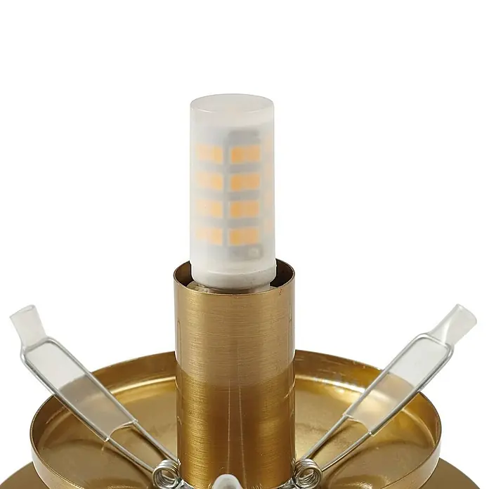 Lindby Wandleuchte Piatra - L x B x H: 12,5 x 15,5 x 15,5 cm, creme / amber, G9 - Eine LED-Glühbirne mit mattweißem Gehäuse und sichtbaren gelben LEDs, in eine Messingfassung mit klaren Glasdekor-Elementen eingesetzt.