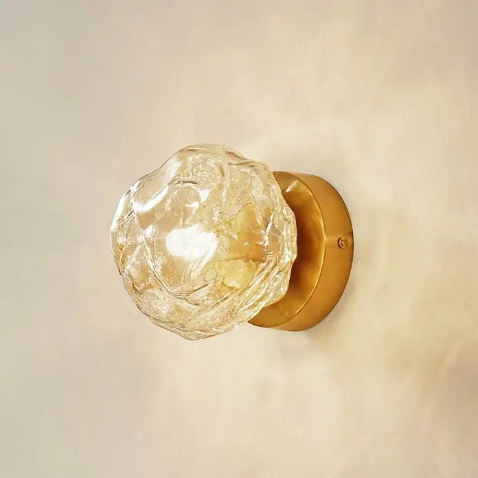 Lindby Wandleuchte Piatra - L x B x H: 12,5 x 15,5 x 15,5 cm, creme / amber, G9 - Goldfarbene Wandleuchte mit beleuchtetem, organisch geformtem Klarglasschirm.