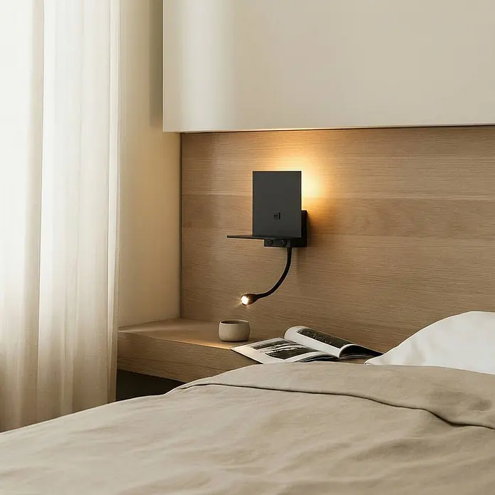Lindby Wandleuchte Thorid - L x B x H: 15,2 x 18 x 45 cm, schwarz, schwarz, G9 - Schwarze wandmontierte Nachttischlampe mit integriertem Regal und flexiblem LED-Leselicht über einem Bett.
