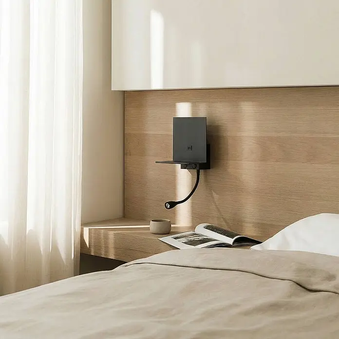 Lindby Wandleuchte Thorid - L x B x H: 15,2 x 18 x 45 cm, schwarz, schwarz, G9 - Schwarze wandmontierte Nachttischeinheit mit Ablage und flexibler LED-Leselampe, an einem hellen Holz-Kopfteil.