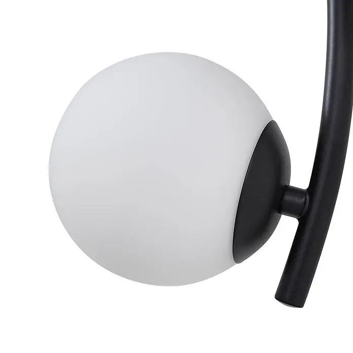 Lindby Wandleuchte Josiana - L x B x H: 12 x 30 x 47,5 cm, schwarz, weiß / opal, G9 - Detailaufnahme einer kugelförmigen, mattweißen Glasleuchte, die an einem gebogenen schwarzen Metallarm befestigt ist.