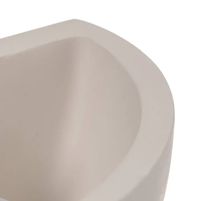 Lindby Wandleuchte Pascali - weiß / opal, E14 - Nahaufnahme des glatten, hellbeigen Innenraums eines gekrümmten Topfes oder Pflanzgefäßes.