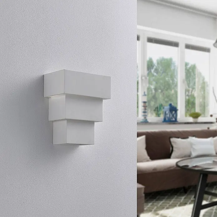 Lindby Wandleuchte Antonella - L x B x H: 10,5 x 18 x 21 cm, weiß / opal, G9 - Weiße, geschichtete, rechteckige Wandleuchte an einer Wohnzimmerwand.