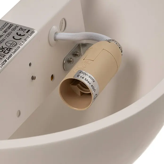 Lindby Wandleuchte Pascali - weiß / opal, E14 - Nahaufnahme einer hellbeigen E14 Lampenfassung mit maximal 40W, montiert auf einem weißen Leuchtenfuß.