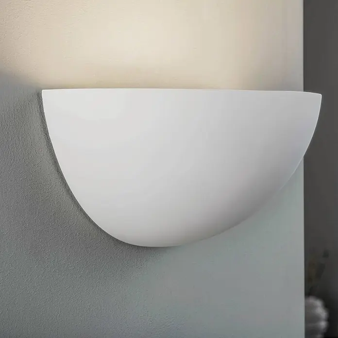 Lindby Wandleuchte Pascali - weiß / opal, E14 - Weiße, halbrunde Wandleuchte, die die Wand nach oben beleuchtet.