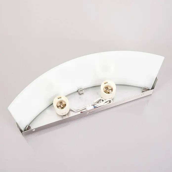 Lindby Wandleuchte Karla - L x B x H: 7,5 x 33 x 22 cm, alu / grau / zink, weiß / opal, E27 - Gebogene Wandleuchte mit mattem weißem Glasdiffusor, silberner Metallbasis und zwei weißen Lampenfassungen.