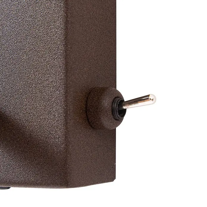 Lindby Wandleuchte Anouk - L x B x H: 16 x 12 x 44 cm, braun / rost, E14 - Metallischer Kippschalter auf strukturiertem braunem Gehäuse.