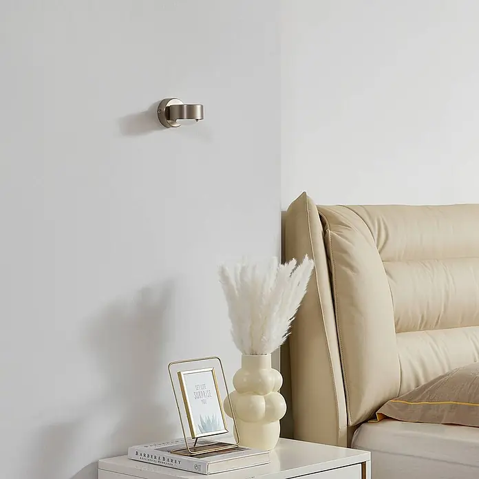 Lindby Wandleuchte Jyla - L x B x H: 10,5 x 8 x 7 cm, alu / grau / zink, 2GX53 - Wandleuchte aus gebürstetem Metall, im Schlafzimmer montiert, spendet Licht neben einem Bett.