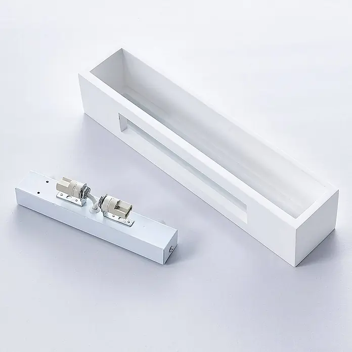 Lindby Wandleuchte Tjada - weiß / opal, G9 - Weißes, rechteckiges Leuchtengehäuse mit separater weißer Metallbasis und zwei Lampenfassungen für lineare Leuchtmittel.