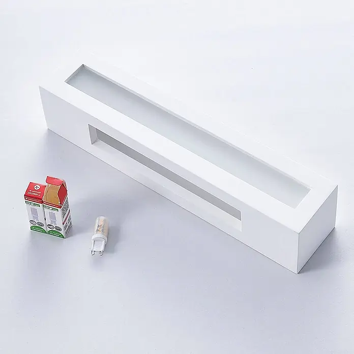 Lindby Wandleuchte Tjada - weiß / opal, G9 - Weiße rechteckige Wandleuchte mit rechteckigem Ausschnitt, gezeigt mit zwei kleinen LED G9 Lampen.