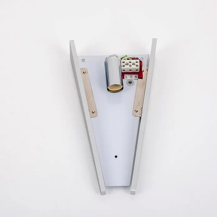 Lindby Wandleuchte Magnus - L x B x H: 9 x 16 x 31 cm, alu / grau / zink, E14 - Rückansicht einer hellgrauen Wandleuchte aus Metall mit Glühbirnenfassung und elektrischen Anschlüssen.