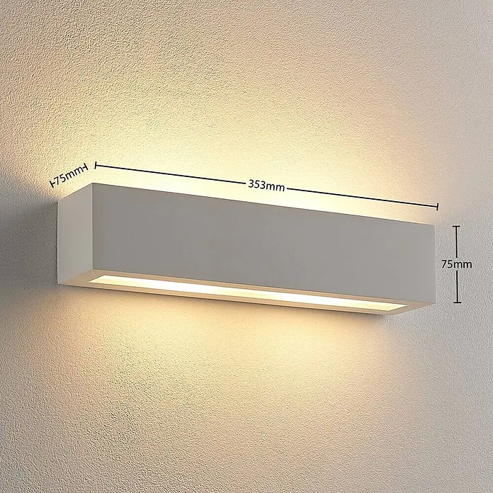 Lindby Wandleuchte Tjada - weiß / opal, G9 - Rechteckige weiße Wandleuchte an texturierter Wand, strahlt warmes Licht nach oben und unten. Maße: 353x75x75mm.
