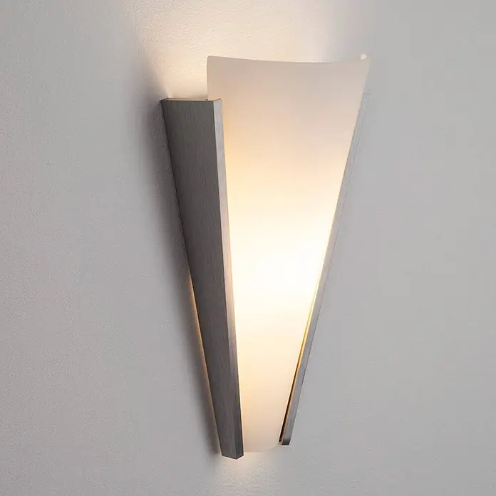 Lindby Wandleuchte Magnus - L x B x H: 9 x 16 x 31 cm, alu / grau / zink, E14 - Wandleuchte mit mattierter Glasabdeckung und gebürstetem grauem Metallrahmen, strahlt warmes Licht aus.
