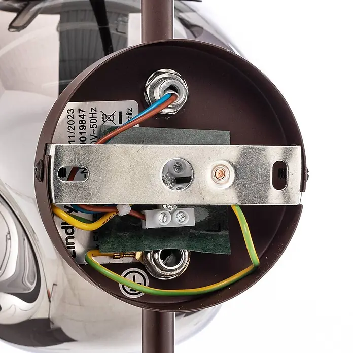 Lindby Wandleuchte Valentina - braun / rost, alu / grau / zink, E14 - Innenansicht einer braunen Lampenfassung mit mehrfarbiger Elektroverkabelung und Montagehalterung.