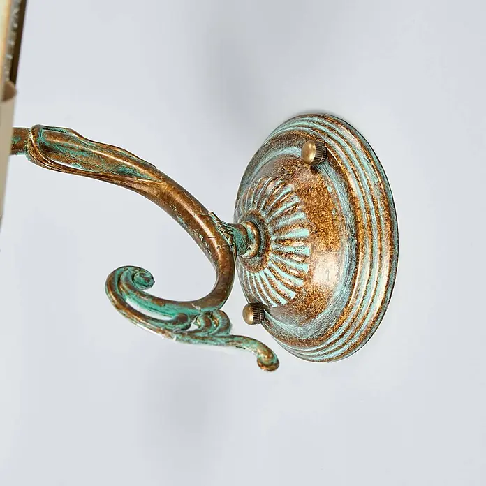 Lindby Wandleuchte Kalea - bronze / altmessing, bronze / altmessing, E14 - Verzierte Metall-Wandleuchte mit patinierter Bronze-Oberfläche und grünen Verdigris-Akzenten.