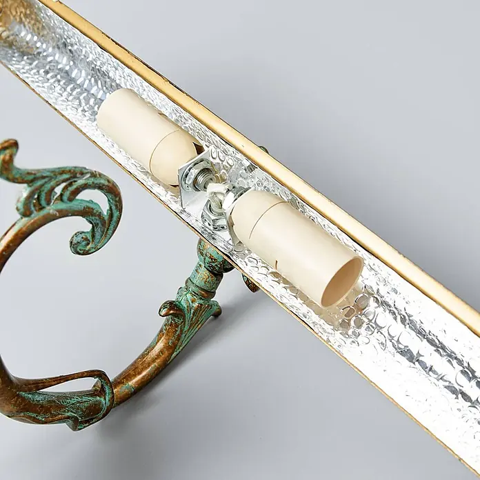 Lindby Wandleuchte Kalea - bronze / altmessing, bronze / altmessing, E14 - Antike Bronzelampe mit grüner Patina, Metallreflektor und zwei cremefarbenen Lampenfassungen.