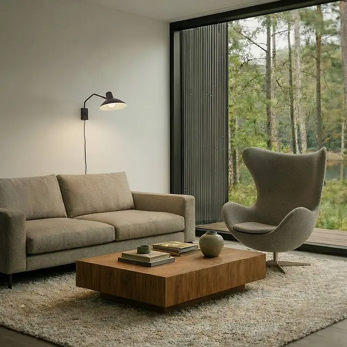 Lindby Wandleuchte Adrik - L x B x H: 48 x 23,5 x 23 cm, schwarz, schwarz, E27 - Schwarze Metallwandleuchte mit weißem Inneren, die die Wand über einem Sofa in einem modernen Wohnzimmer beleuchtet.