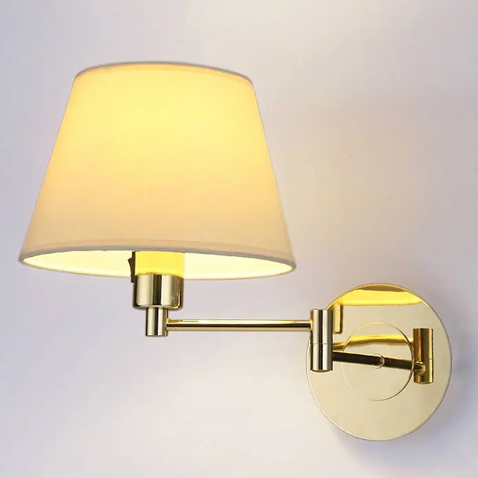 Lindby Wandleuchte Pola - messing / gold, creme / amber, E27 - Goldene Wandleuchte mit Schwenkarm und cremefarbenem Stoffschirm, spendet warmes Licht.