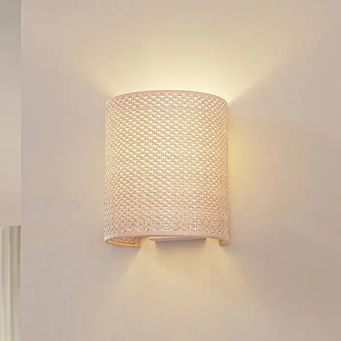 Lindby Wandleuchte Soula - L x B x H: 18 x 15 x 20 cm, creme / amber, E27 - Halbzylindrische Wandleuchte in Hellbeige mit gewebtem Muster, die warmes Licht nach oben und unten an die Wand wirft.
