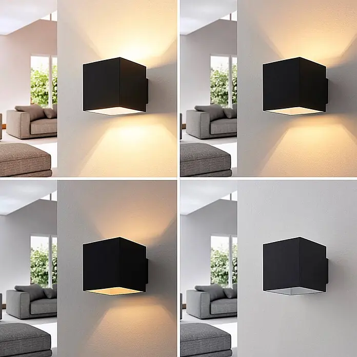 Arcchio Wandleuchte Zuzana - schwarz, schwarz, G9 - Schwarze, würfelförmige Wandleuchte an einer Wand, die warmes Ober- und Unterlicht in einem modernen Wohnzimmer spendet.