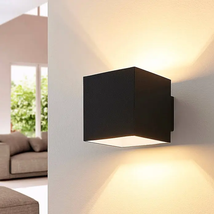 Arcchio Wandleuchte Zuzana - schwarz, schwarz, G9 - Schwarze kubische Wandleuchte spendet warmes Licht nach oben und unten in einem modernen Wohnzimmer.