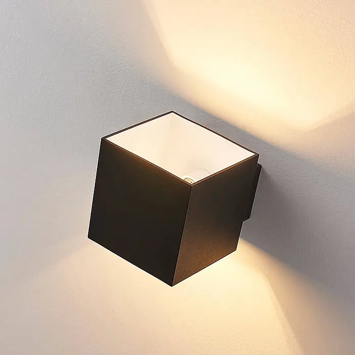 Arcchio Wandleuchte Zuzana - schwarz, schwarz, G9 - Schwarze kubische Wandleuchte, die warmes Licht nach oben und unten wirft und deutliche Lichtkegel an die Wand projiziert.