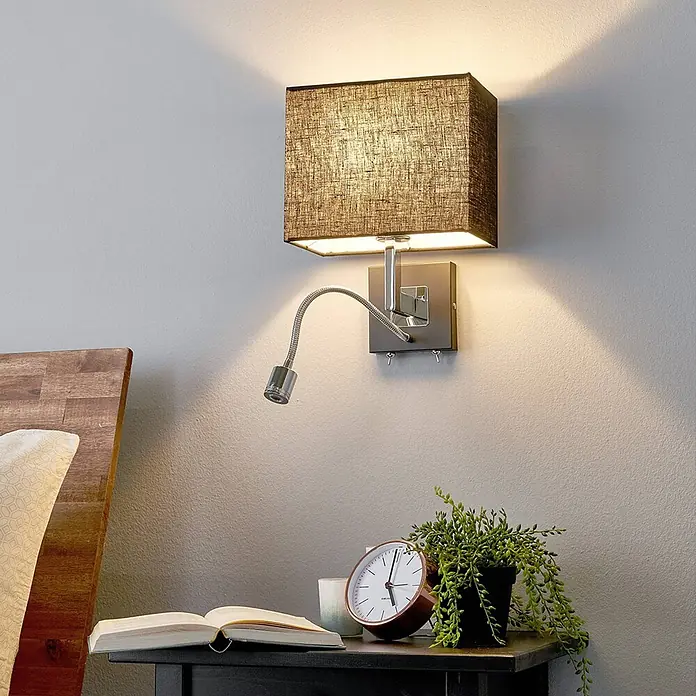 Lucande Wandleuchte Rebekka - L x B x H: 15 x 23,5 x 31,5 cm, chrom / silber, schwarz, E27 - Wandmontierte Nachttischlampe mit rechteckigem dunklem Stoffschirm und verstellbarer Chrom-LED-Leselampe.